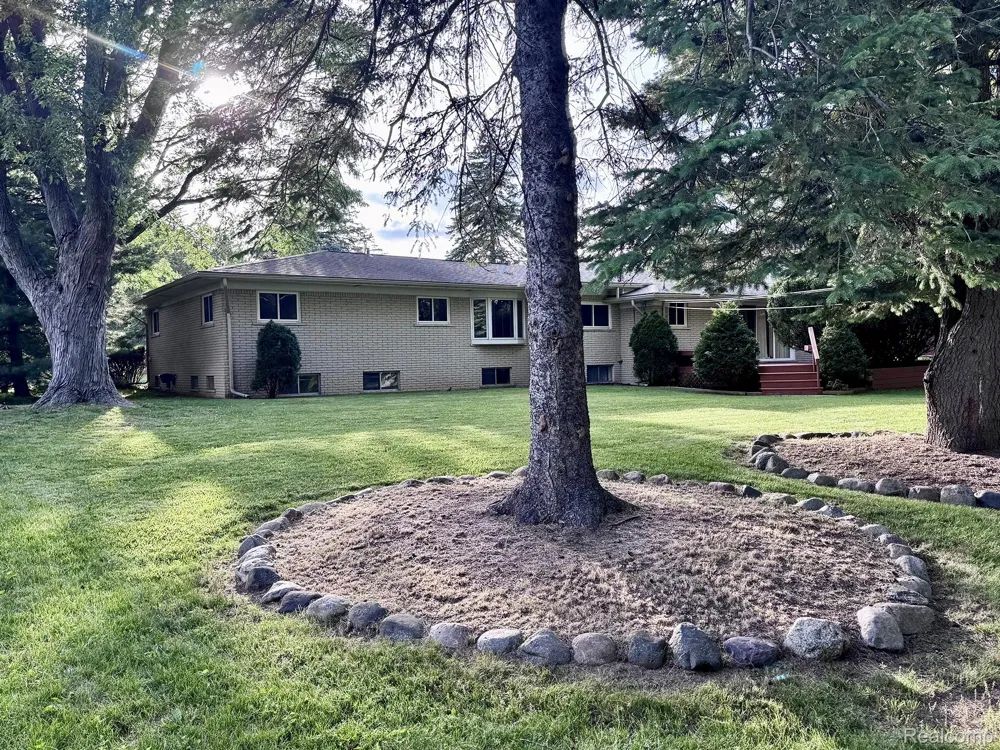 17 Avonwood Boulevard Rochester Hills City, MI 48309