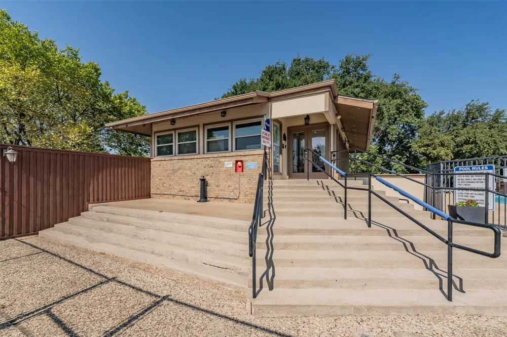 23 Park Lane Bedford, TX 76021