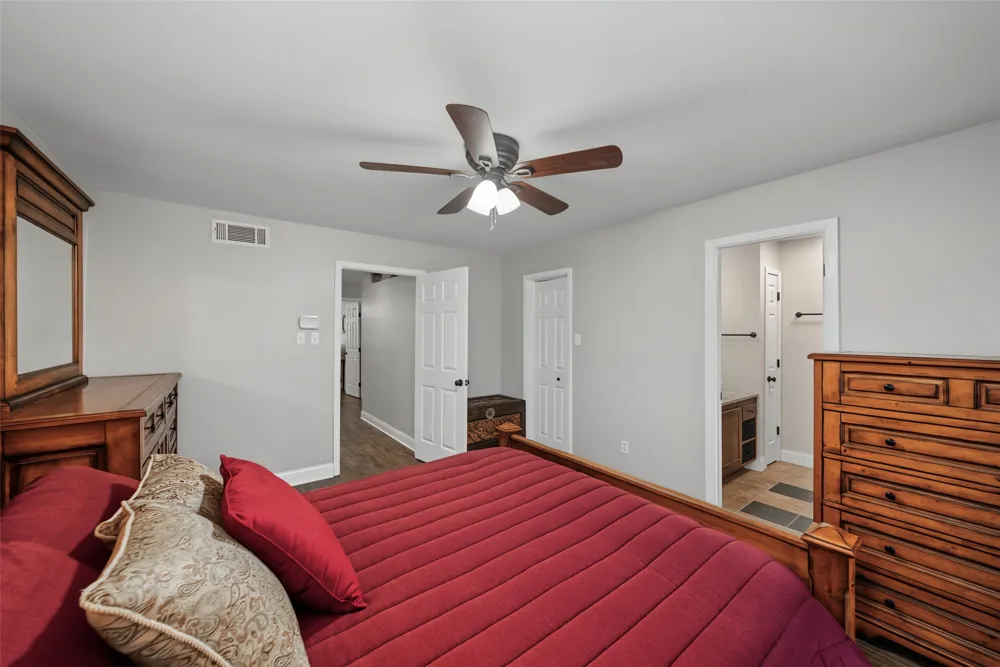 23 Park Lane Bedford, TX 76021