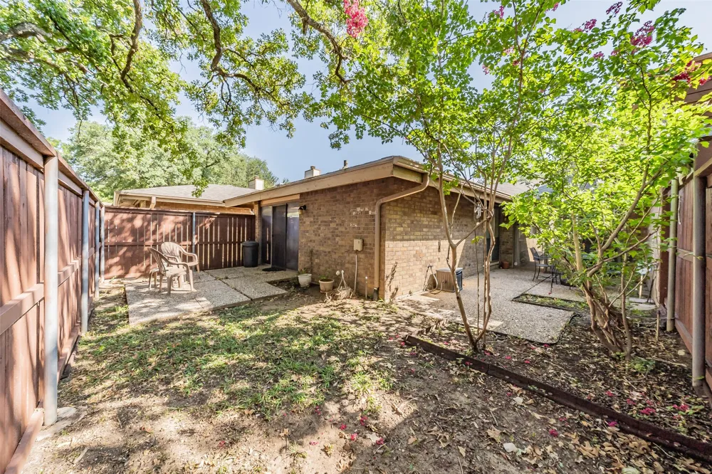23 Park Lane Bedford, TX 76021
