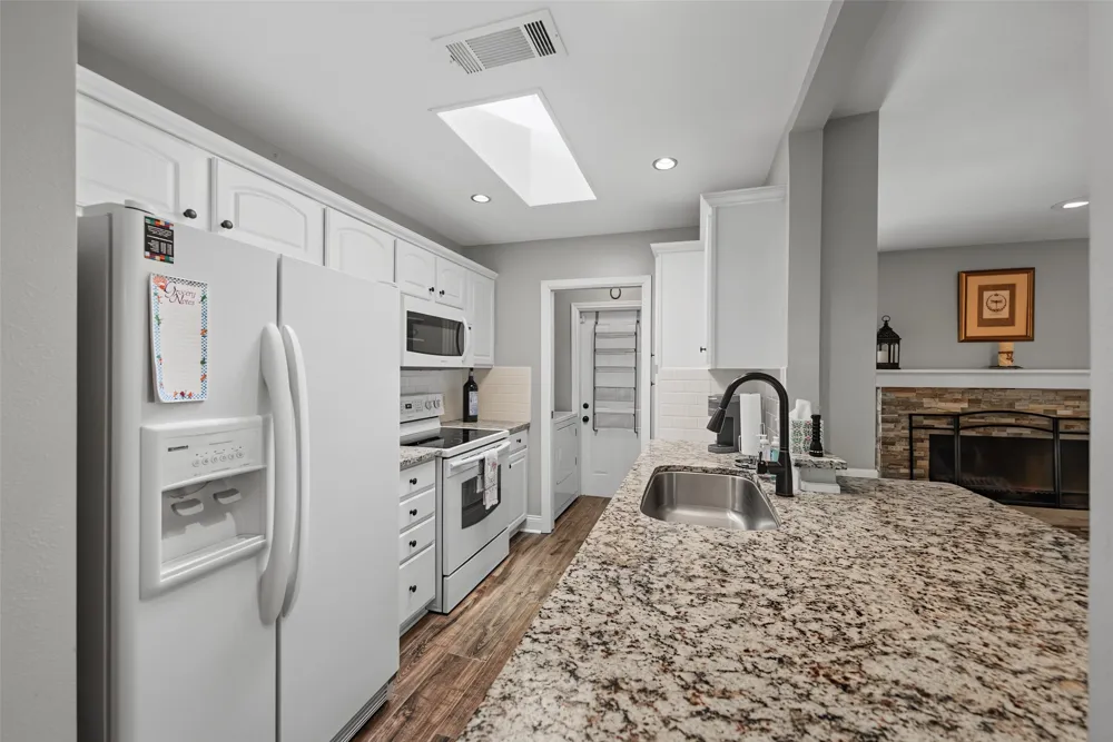 23 Park Lane Bedford, TX 76021