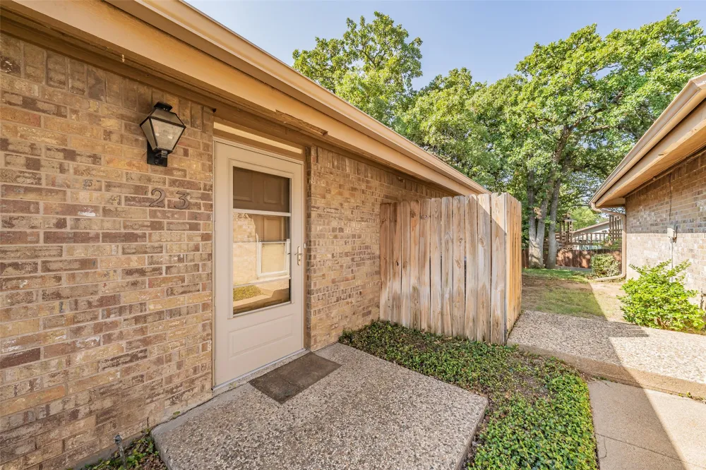 23 Park Lane Bedford, TX 76021