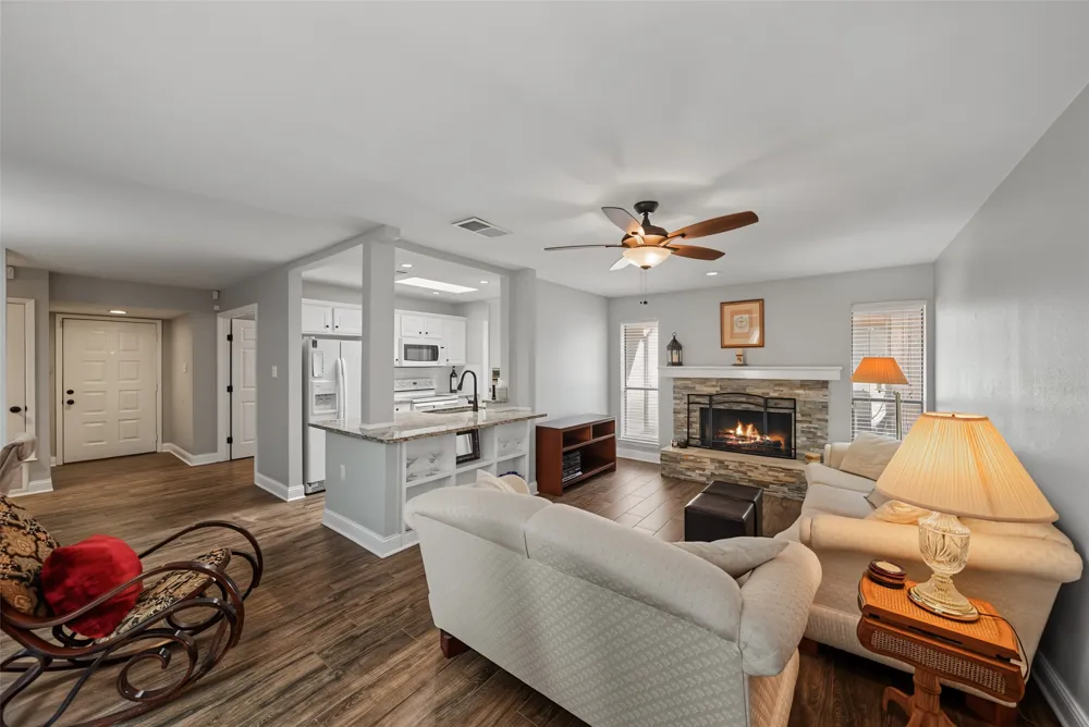 23 Park Lane Bedford, TX 76021