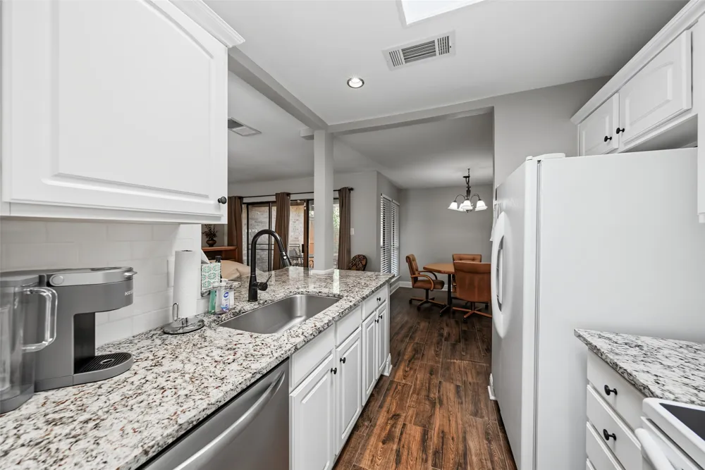 23 Park Lane Bedford, TX 76021
