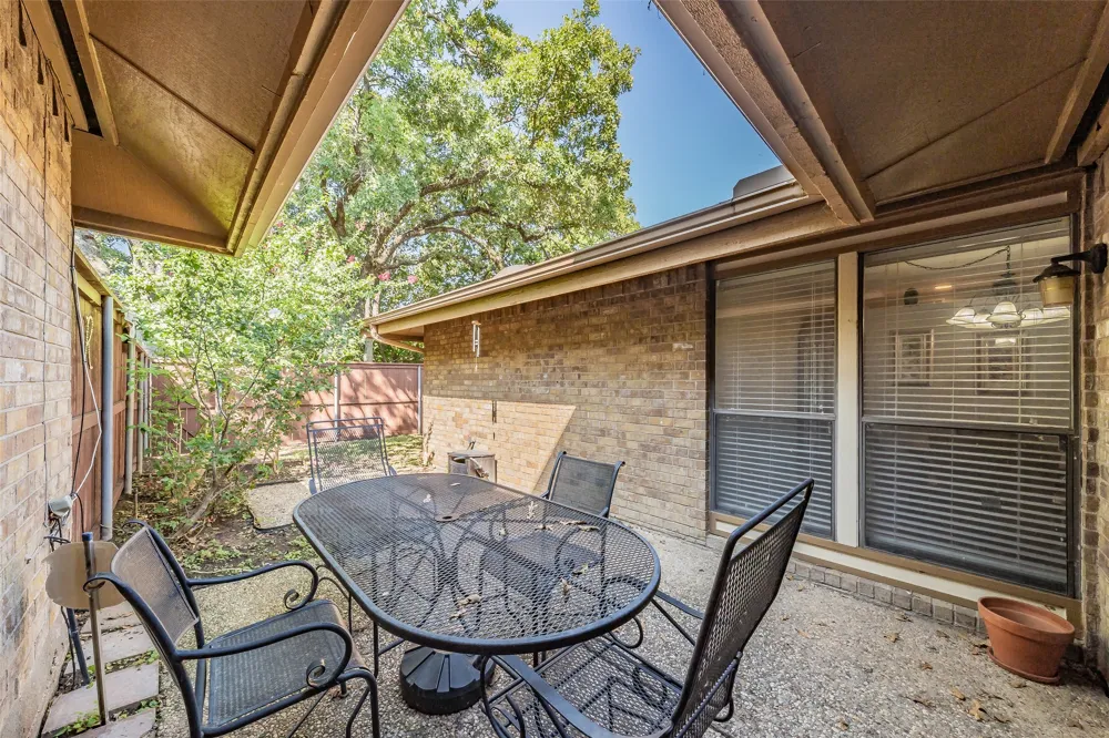 23 Park Lane Bedford, TX 76021