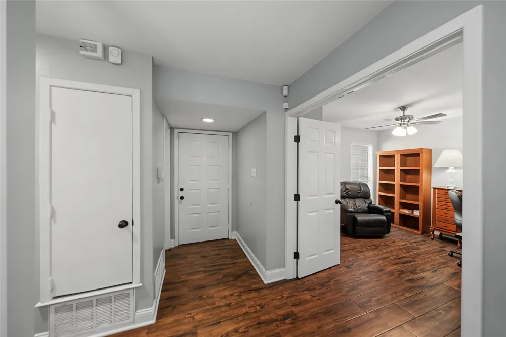 23 Park Lane Bedford, TX 76021