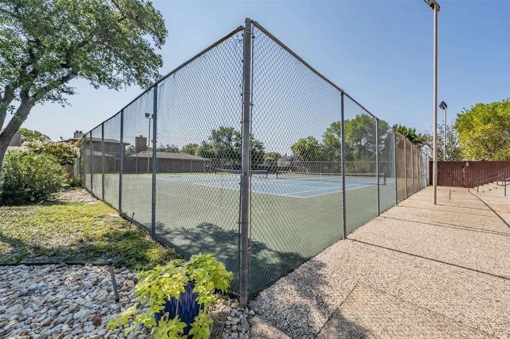 23 Park Lane Bedford, TX 76021