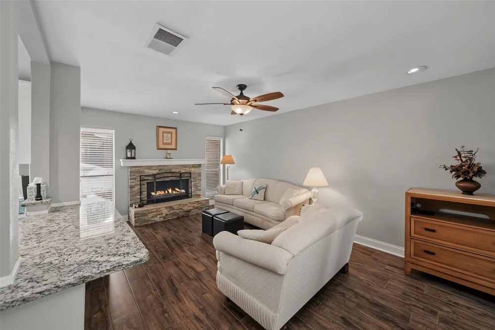 23 Park Lane Bedford, TX 76021