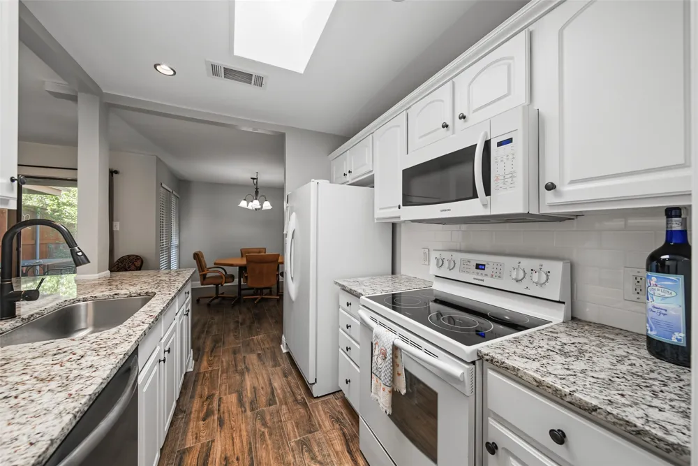23 Park Lane Bedford, TX 76021