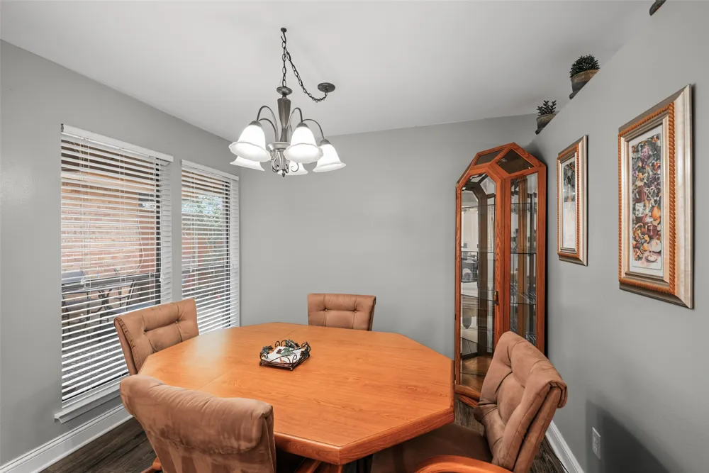 23 Park Lane Bedford, TX 76021