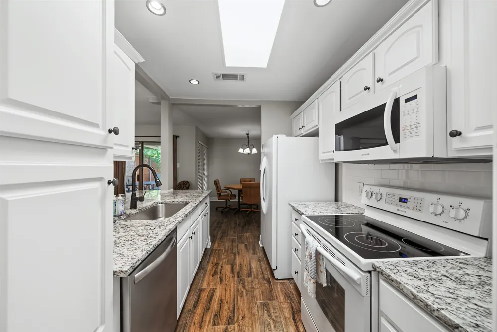 23 Park Lane Bedford, TX 76021