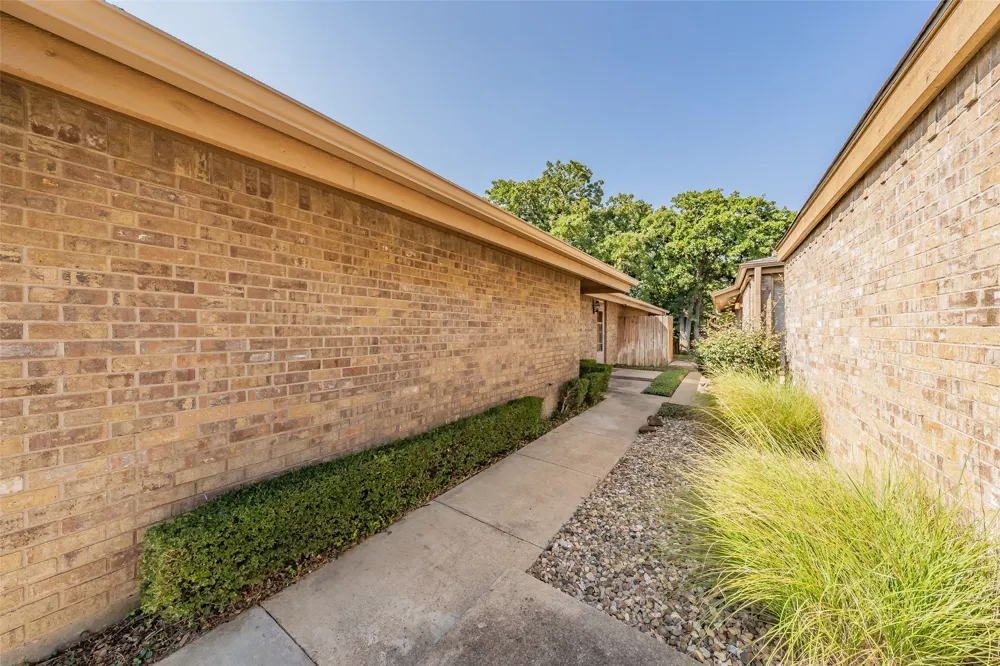 23 Park Lane Bedford, TX 76021