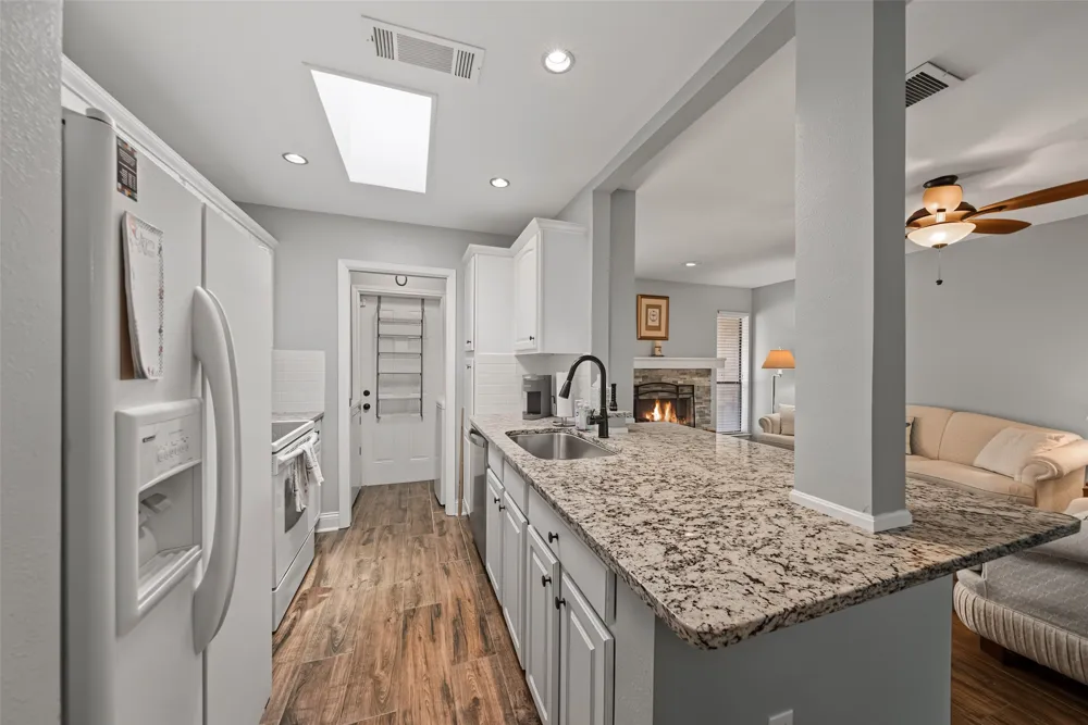 23 Park Lane Bedford, TX 76021