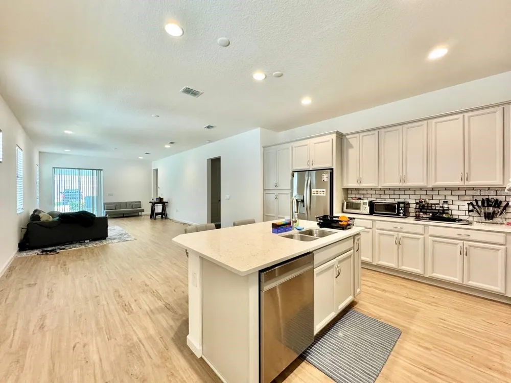 827 WINTERSIDE DRIVE Apollo Beach, FL 33572