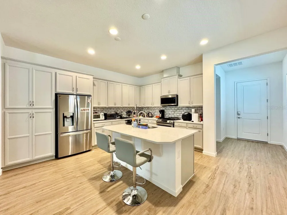 827 WINTERSIDE DRIVE Apollo Beach, FL 33572