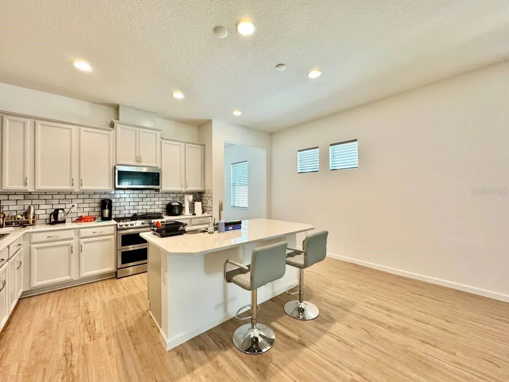 827 WINTERSIDE DRIVE Apollo Beach, FL 33572
