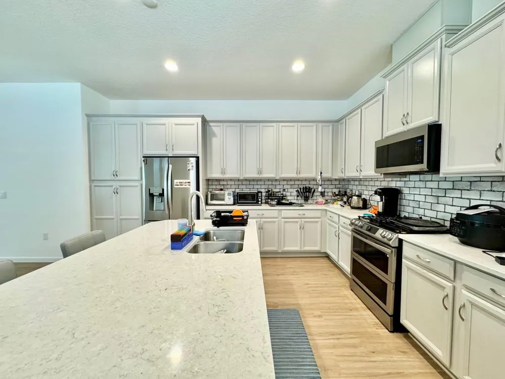 827 WINTERSIDE DRIVE Apollo Beach, FL 33572