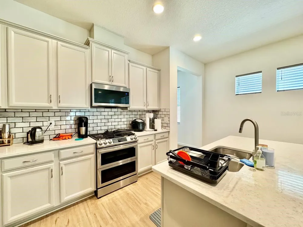 827 WINTERSIDE DRIVE Apollo Beach, FL 33572