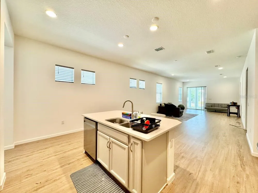 827 WINTERSIDE DRIVE Apollo Beach, FL 33572
