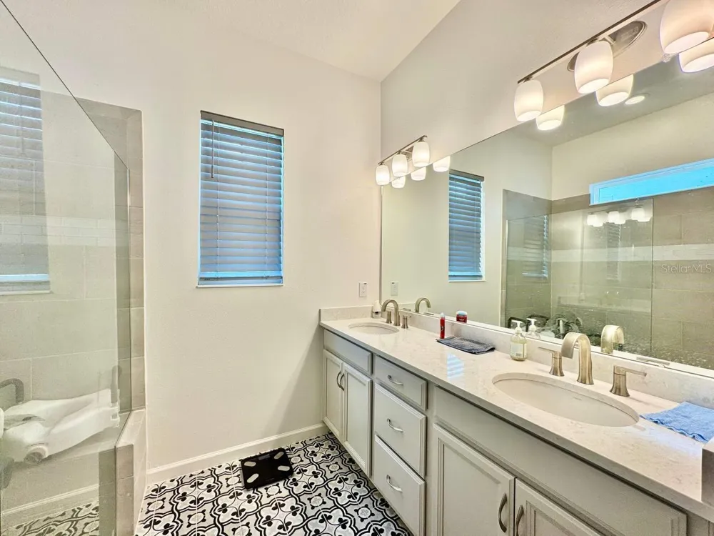 827 WINTERSIDE DRIVE Apollo Beach, FL 33572