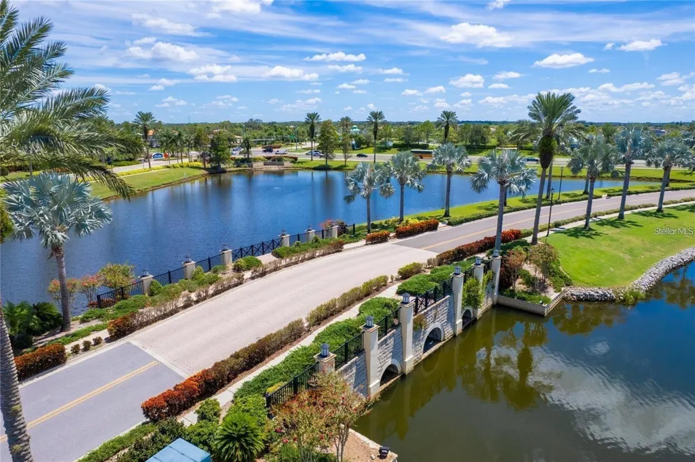 827 WINTERSIDE DRIVE Apollo Beach, FL 33572