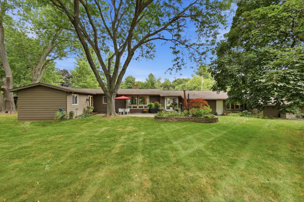 7284 Grachen Drive SE Cascade Charter Township, MI 49546