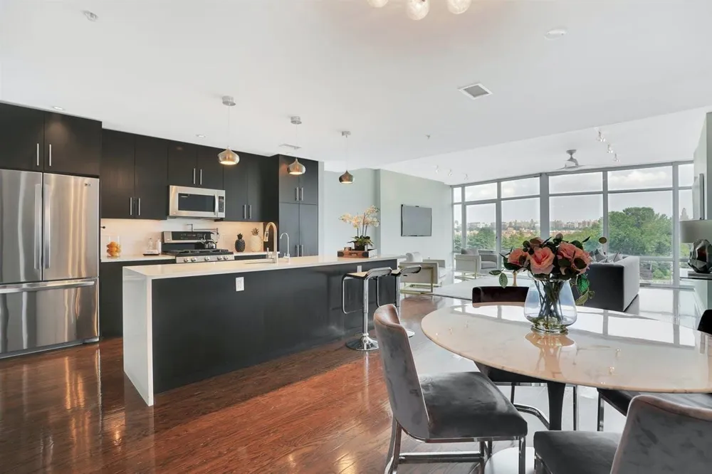 100 THOMPSON LANE Edgewater, NJ 07020