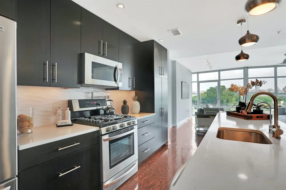 100 THOMPSON LANE Edgewater, NJ 07020