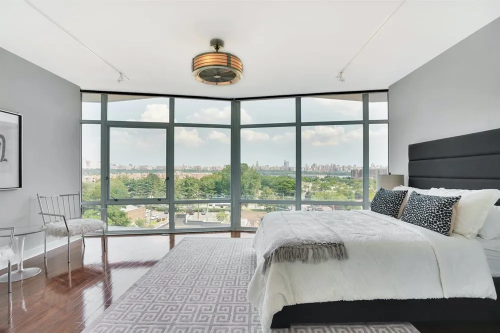 100 THOMPSON LANE Edgewater, NJ 07020