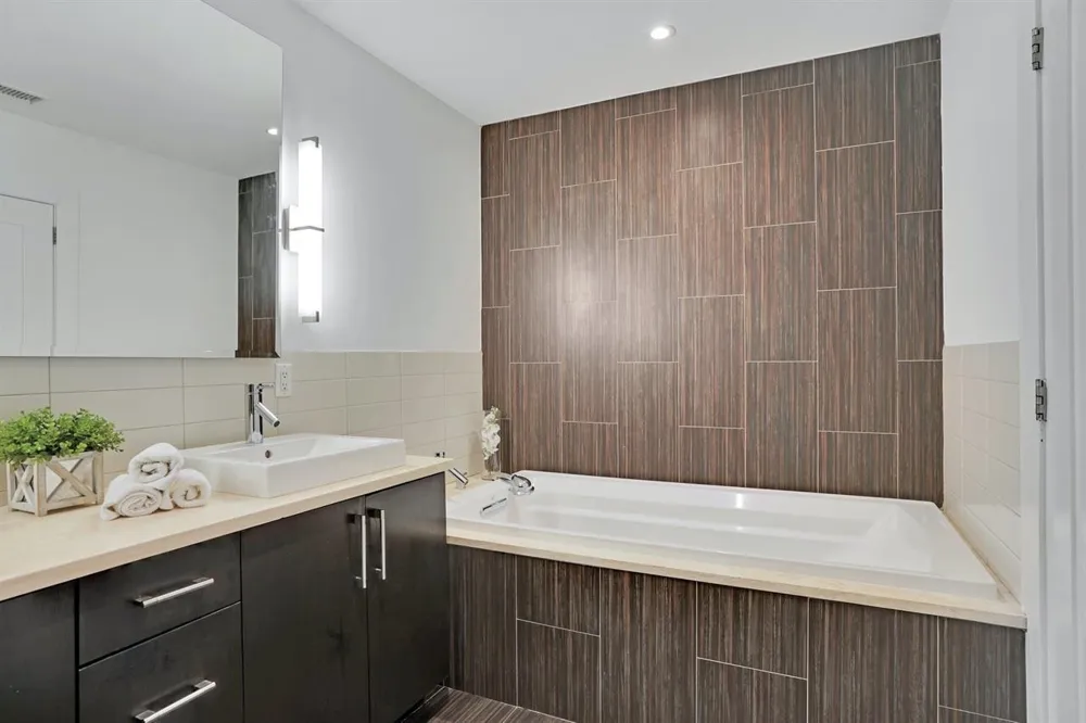 100 THOMPSON LANE Edgewater, NJ 07020