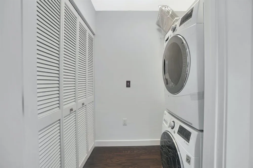 100 THOMPSON LANE Edgewater, NJ 07020