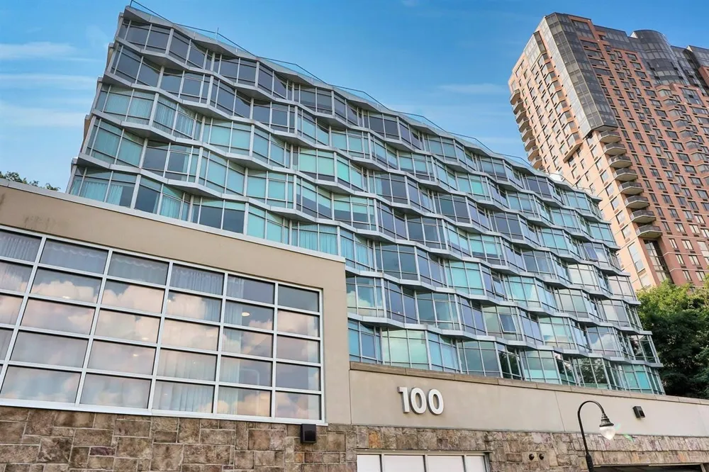100 THOMPSON LANE Edgewater, NJ 07020