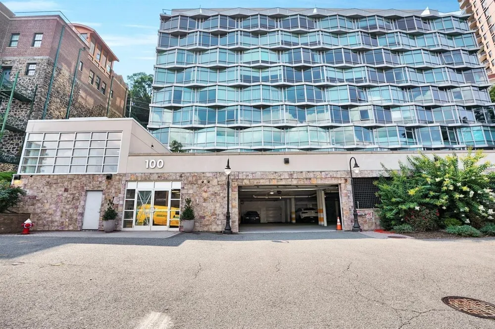 100 THOMPSON LANE Edgewater, NJ 07020