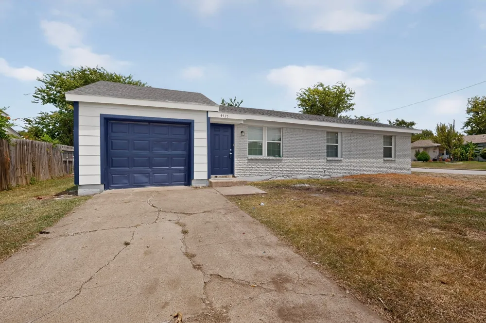4525 Hunter Street Haltom City, TX 76117