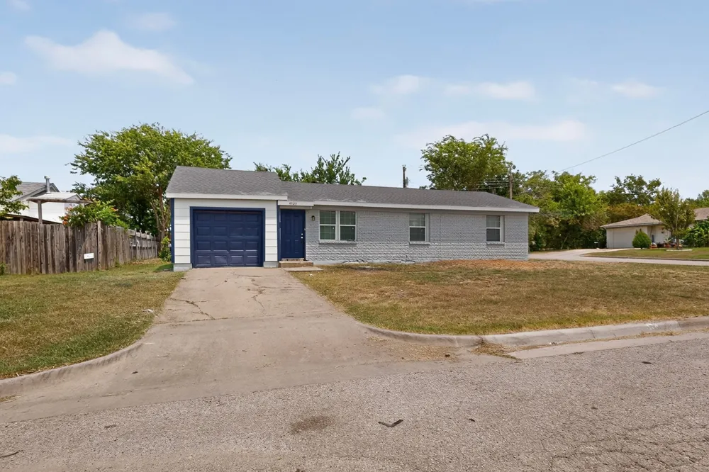 4525 Hunter Street Haltom City, TX 76117