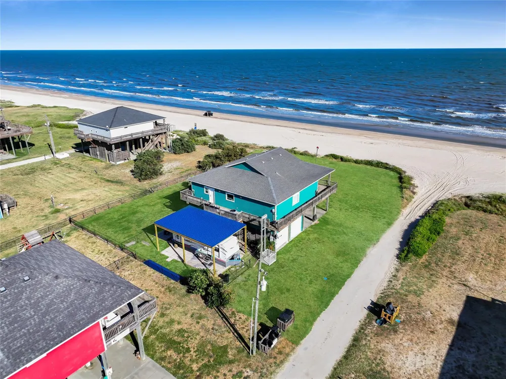 986 Dolly Street Gilchrist, TX 77617