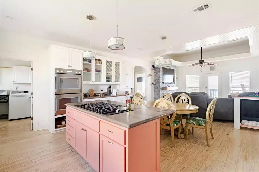 986 Dolly Street Gilchrist, TX 77617