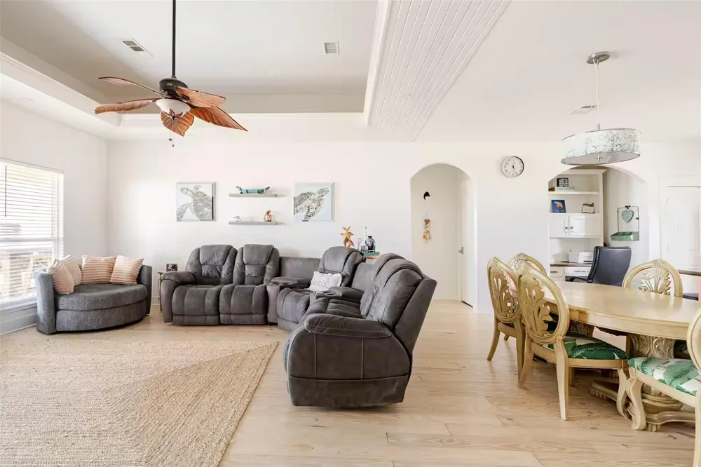 986 Dolly Street Gilchrist, TX 77617