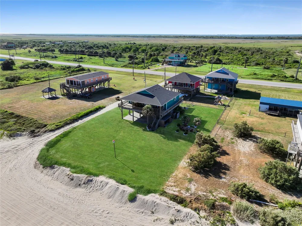 986 Dolly Street Gilchrist, TX 77617