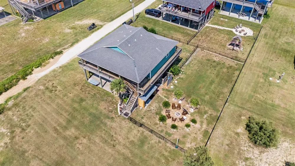 986 Dolly Street Gilchrist, TX 77617
