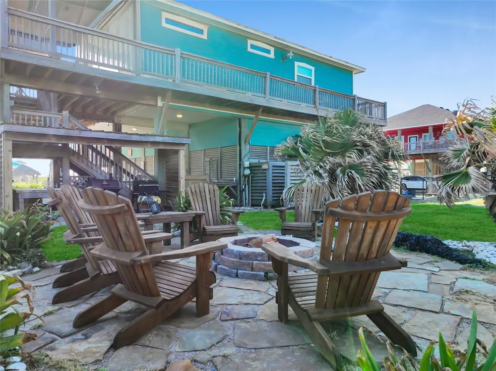 986 Dolly Street Gilchrist, TX 77617