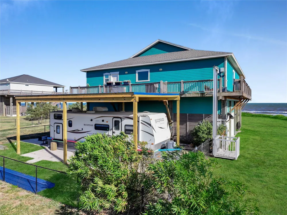 986 Dolly Street Gilchrist, TX 77617