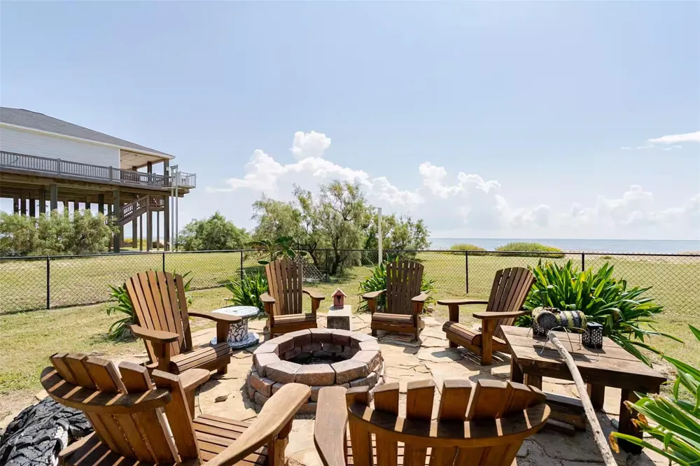 986 Dolly Street Gilchrist, TX 77617