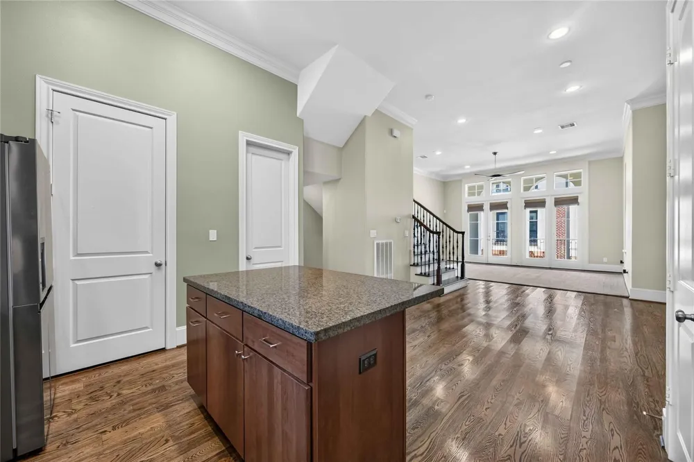5723 Arabelle Lake Houston, TX 77007