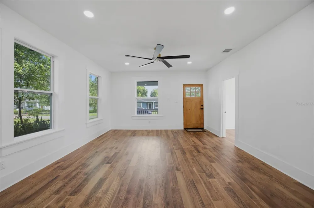 815 E FRIERSON AVENUE Tampa, FL 33603