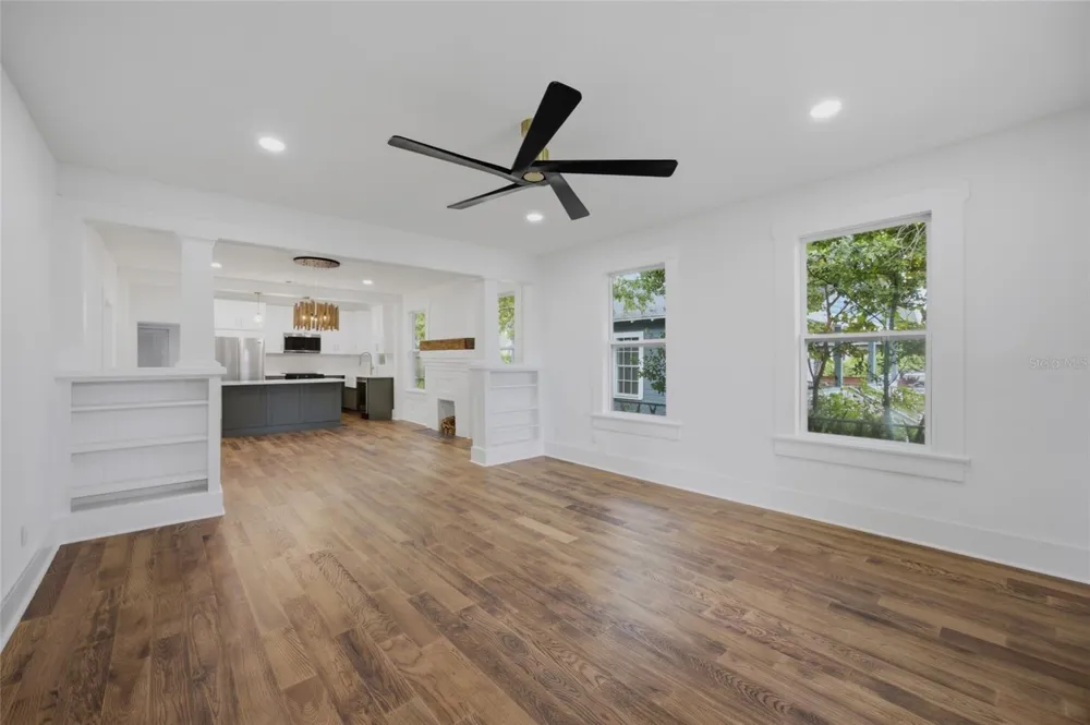 815 E FRIERSON AVENUE Tampa, FL 33603