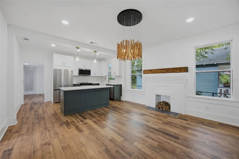 815 E FRIERSON AVENUE Tampa, FL 33603