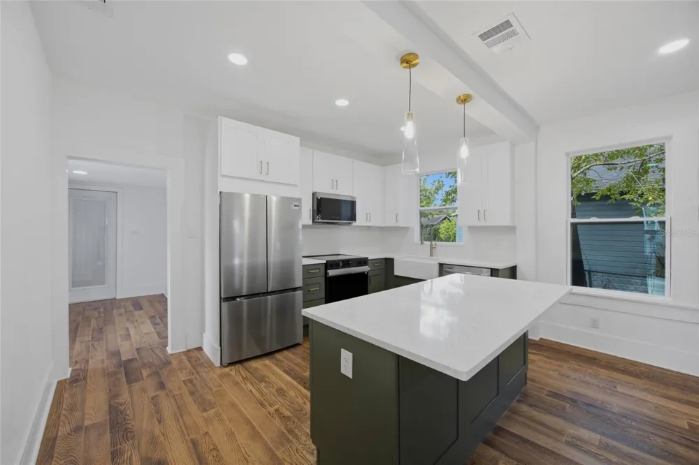 815 E FRIERSON AVENUE Tampa, FL 33603