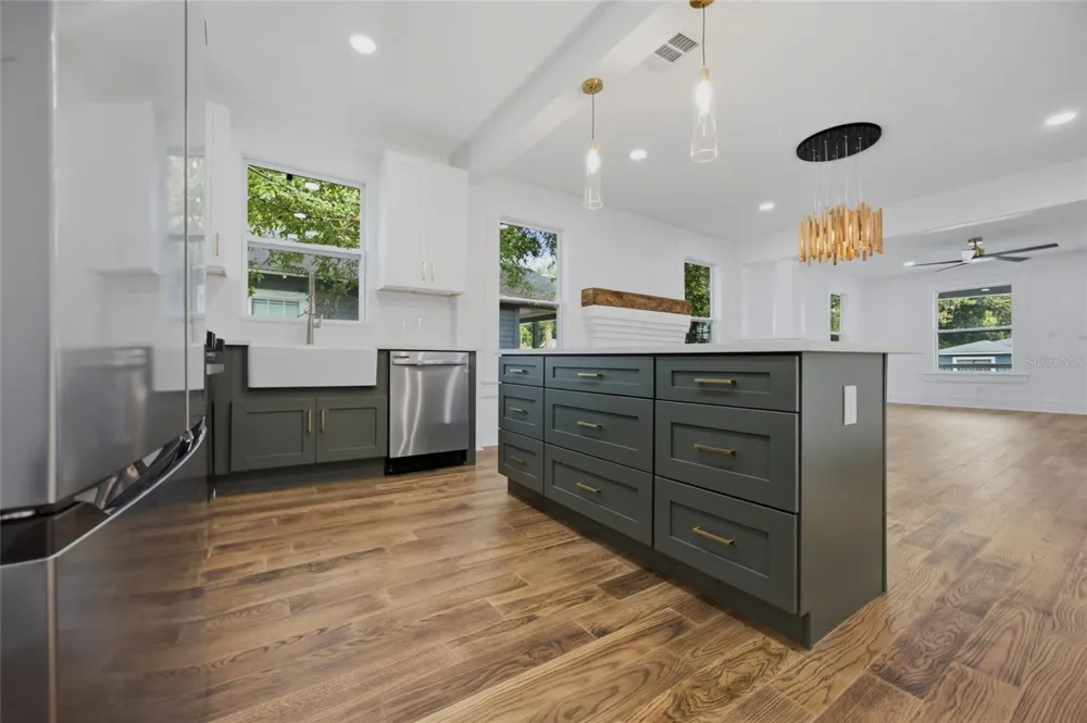 815 E FRIERSON AVENUE Tampa, FL 33603