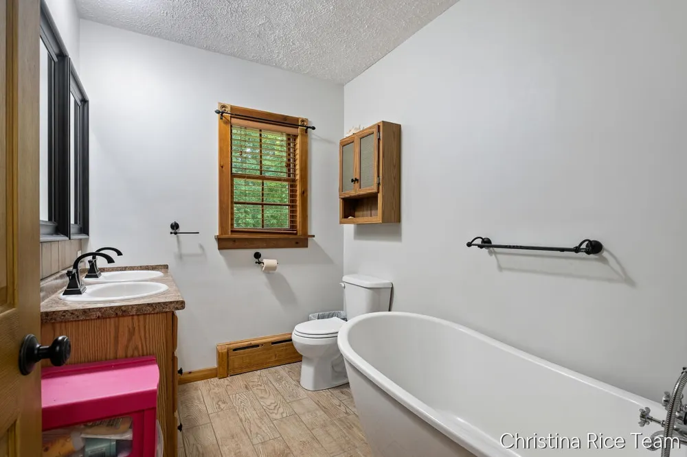 10226 SW Greenville Road Greenville, MI 48838